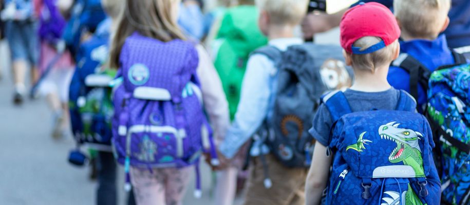 Bilde av barn på veg til skole Aldona Pivoriene Bilde av barn på veg til skole