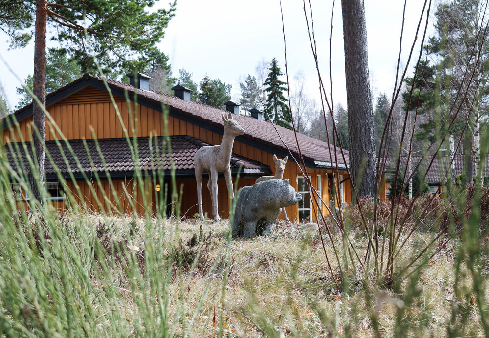 Tre dyreskulpturer ved Eikholt, to dådyr samt en liten bjørn.