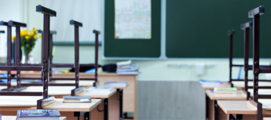 Bilde av klasserom med stoler og pulter