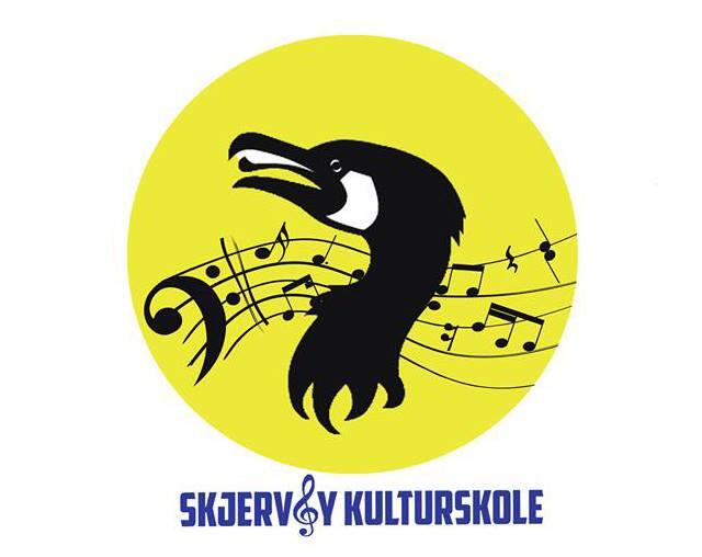 Logoen til Skjervøy kulturskole. Gul bakgrunn med sort skarv.