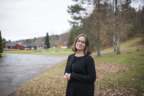 Helene Matre Berge ser fram til å bli enda mer kjent med alle ansatte på Signo- skole og kompetansesenter. Foto: Sigmund Woie Aarhaug. Kvinne kledd i mørkt står ved Signo skole- og kompetansesenter i Andebu, det er høst, lett overskyet og det ligger en hel del gule blader på bakken.