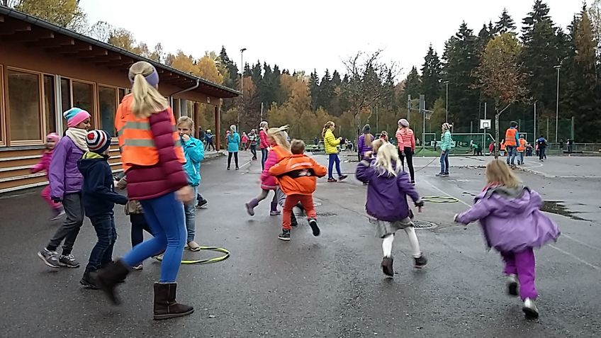 Aktive barn i lek på Østli Bilde: Lek i skolegården