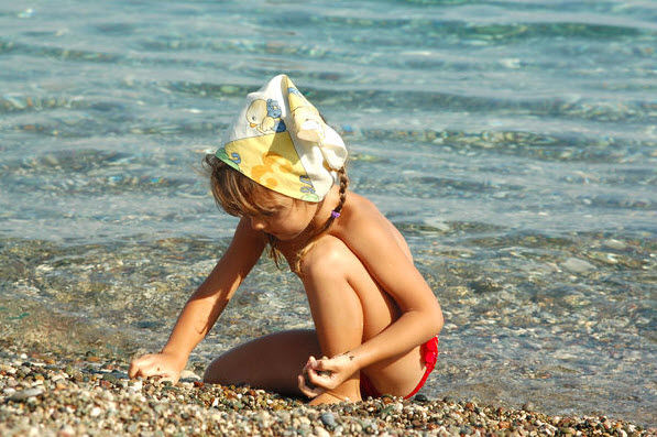 illustrasjonsbilde barn som leker i sjøen