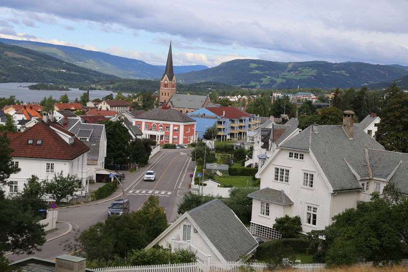 Utsikten fra Utsiktsbakken, hus og Lillehammer kirke. Gausdalskaret i bakgrunnen