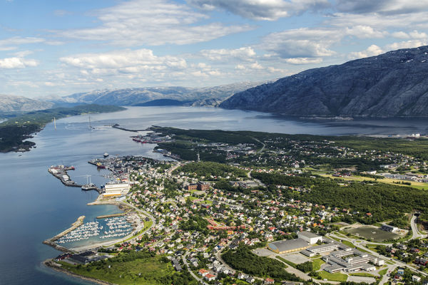 Rådhuset i Sandnessjøen nederst til venstre på bildet