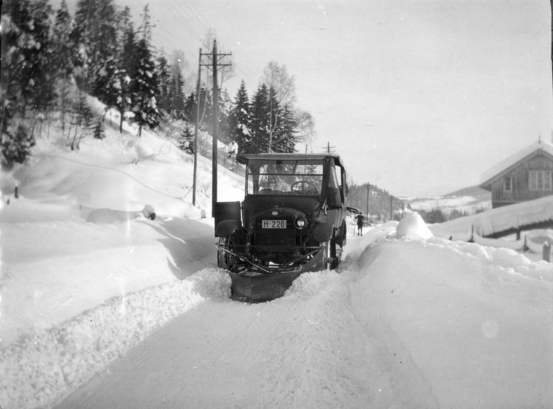 Beskrivelse: Brøytebil i arbeid År: 1926 Fotograf: Ukjent Funnet på Riksarkivet. Brøitning av veien Sauland-Notodden. Febr.1926