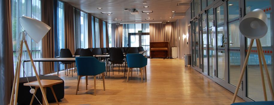Bilde av Kjerraten med stoler, bord, projektor og lerret