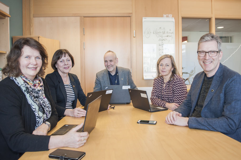 Rådmannens strategiske lederteam, fra venstre: Ester Sandtrø, Randi Rasmussen, Carl-Jakob Midttun, Tone Østvang og Einar Spjøtvoll Bilde av rådmannens strategiske lederteam