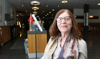 Synnøve M. Nordeng fra Oslo. Foto: Roy-Morten Østerbøl. Sittende kvinne med brunt hår og briller ser i kamera.