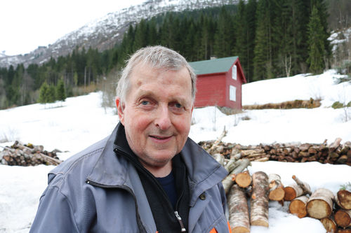 Jostein Ness jobber ute stort sett hver dag, han er glad i hardt arbeid og fysisk aktivitet. Foto: Roy-Morten Østerbøl. Jostein Ness jobber ute stort sett hver dag, han er glad i hardt arbeid og fysisk aktivitet. Foto: Roy-Morten Østerbøl.