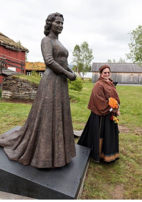 Statue av Aase Nordmo Løvberg