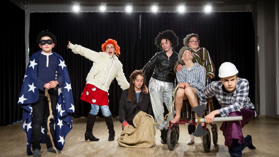 Bilde av elever ved kulturskolen - utkledd på scenen