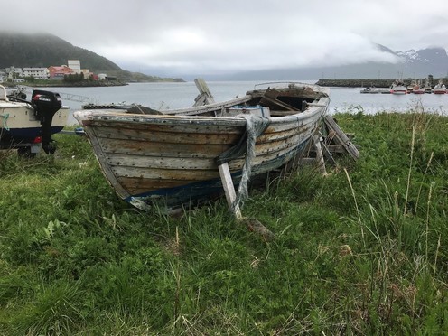 Båt ved molostranda