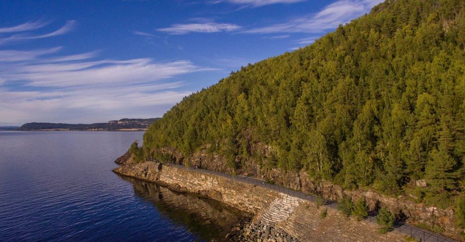 Oversiktsbilde av Malvikstien, der den går på samme trase som jernbanen gjorde fra Hommelvik til Muruvik
