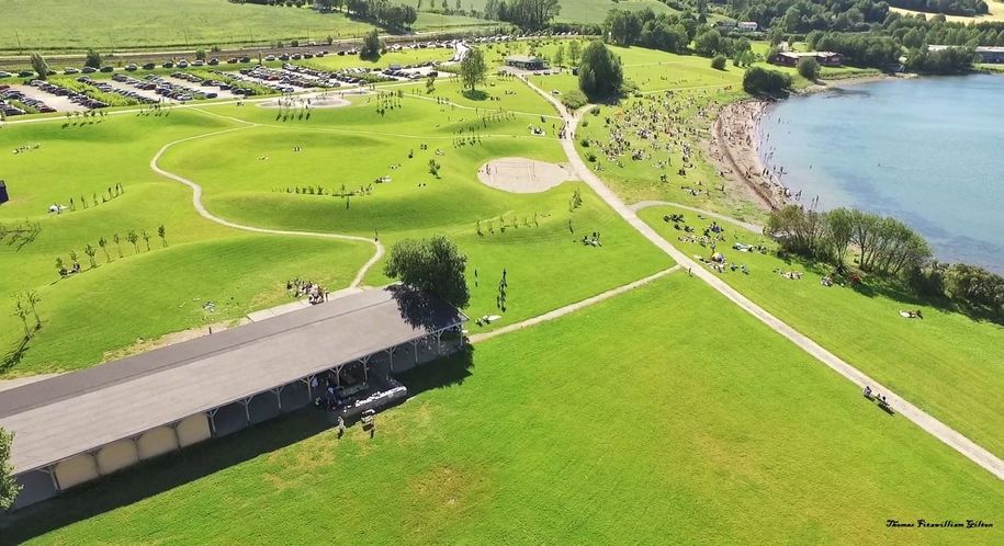 Oversiktsbilde av Midtsandtangen friluftsområde, sett fra sjøen