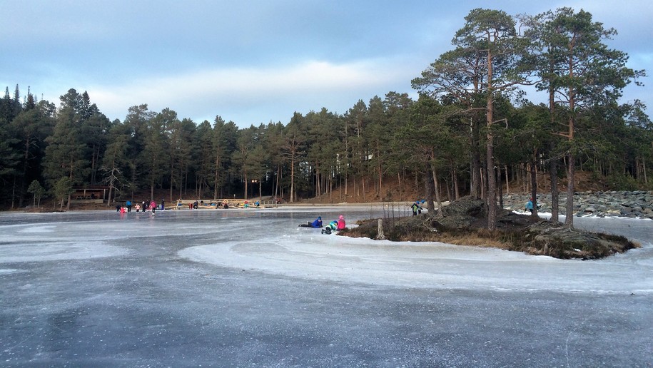 Bilde av Stavsjøen vinterstid, sett mot bryggen og gapahuken