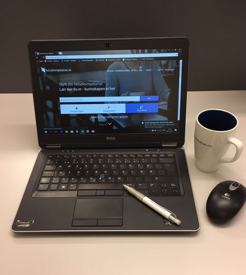 Illustrasjonsfoto. Bærbar pc på skrivebord. Ellers på bordet finnes kaffekopp og mus til høyre for pc-en. En penn ligger på tastaturet.