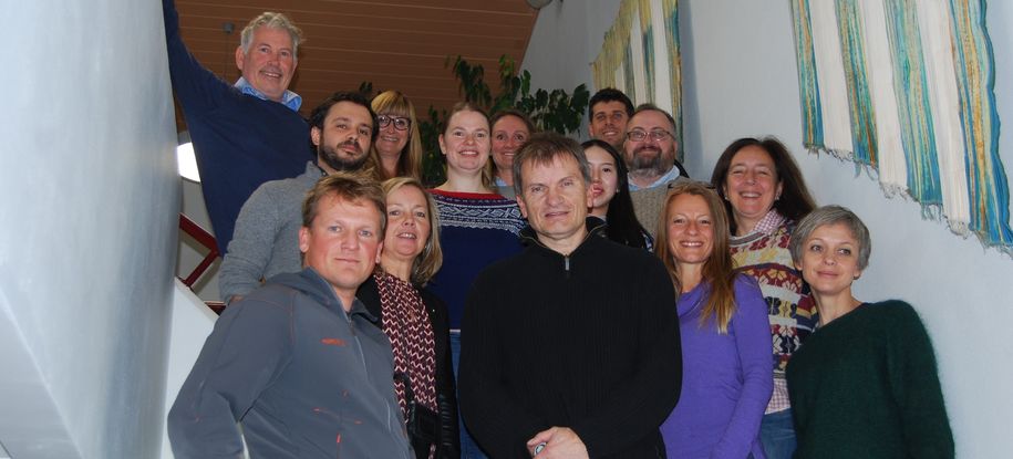 Bilde av ansatte i Malvik kommune, NTNU og ved University of Exeter, samlet på rådhuset i Hommelvik