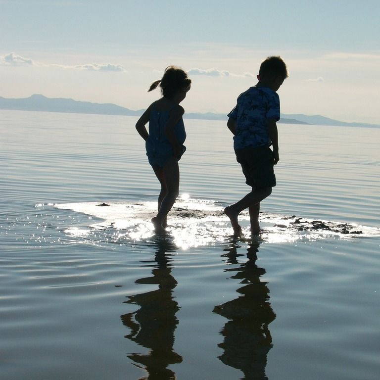Barn i vannkanten, (illustrasjonsfoto).