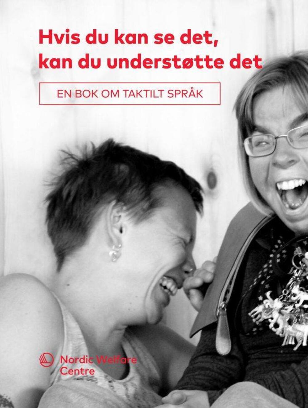 Bok-cover: To kvinner, den ene med briller som gapskratter. Øverst står tittelen på boka: Hvis du kan se det, kan du understøtte det - En bok om taktilt språk.
