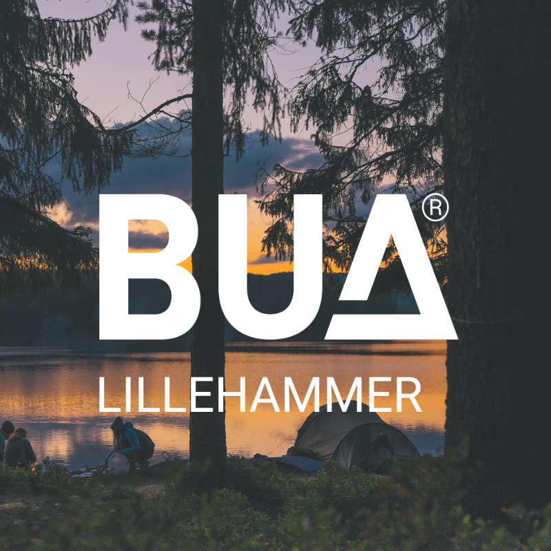 Telt i skumring i skog ved et vann, med BUA Lillehammers logo over bildet