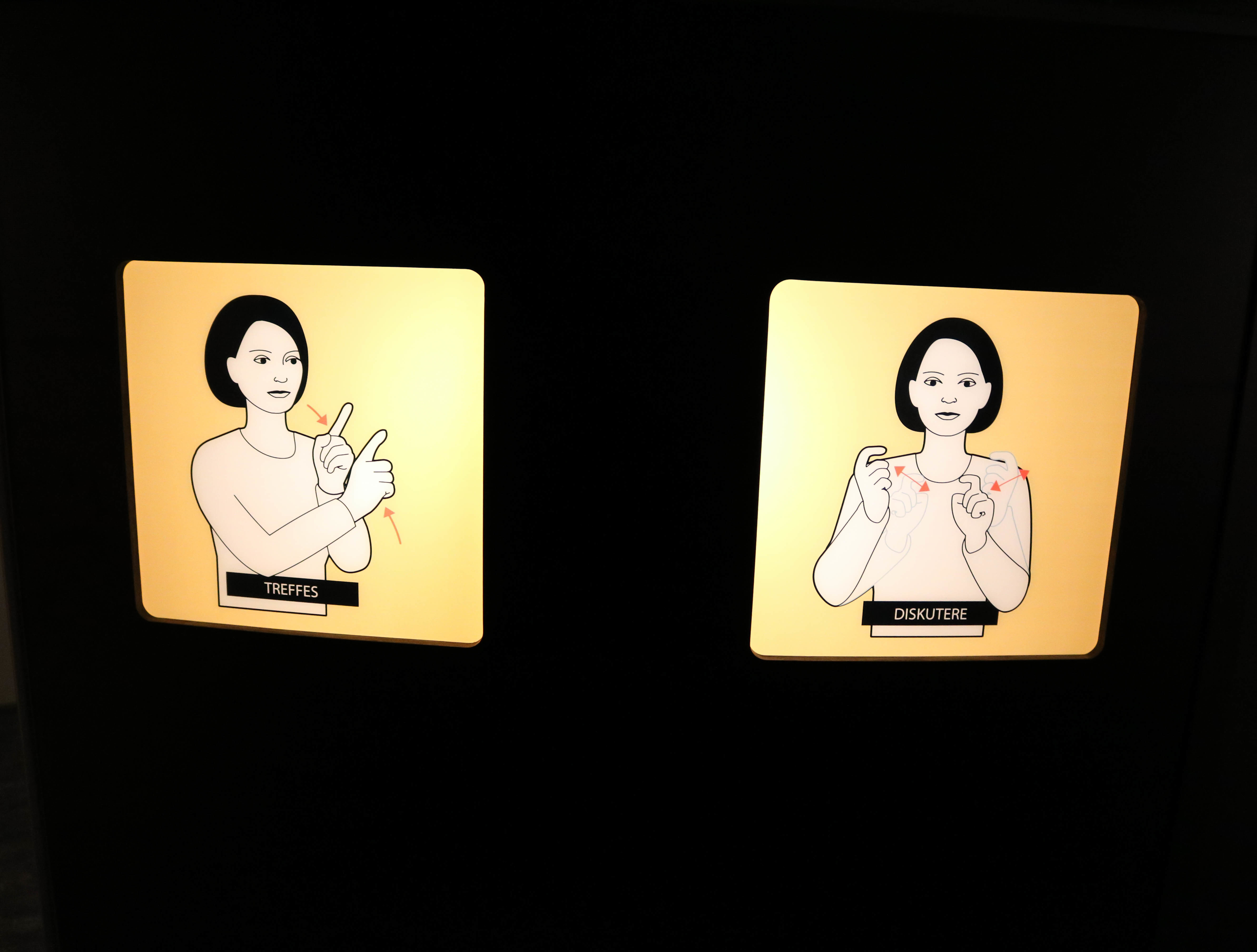 To opplyste illustrasjoner som viser bruk av tegnspråk. 