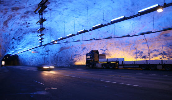 Lærdalstunnelen vart opna i år 2000 og er med sine 24,5 kilometer verdas lengste vegtunnel. Tunnelen gjorde at Lærdal kom «nærare» Bergen og forsterka kommunen sin status som knutepunkt.