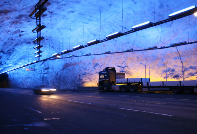 Lærdalstunnelen vart opna i år 2000 og er med sine 24,5 kilometer verdas lengste vegtunnel. Tunnelen gjorde at Lærdal kom «nærare» Bergen og forsterka kommunen sin status som knutepunkt.