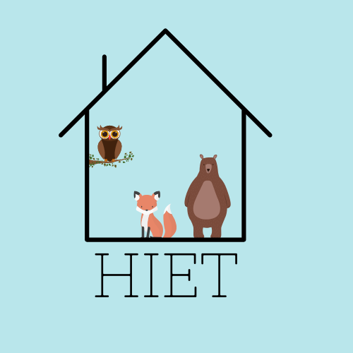 Hiets logo med omrisset av et hus, med en rev, en bjørn og en ugle inne i huset.