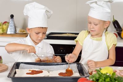 Barn lagar mat