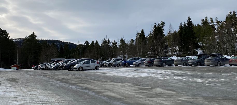 Bilder av parkeringsplassen med biler på Sveberg
