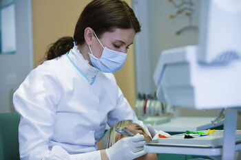 Tannlege som behandler en pasient