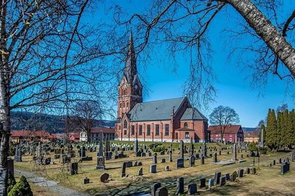 Lillehammer krike med kirkegården i forgrunnen