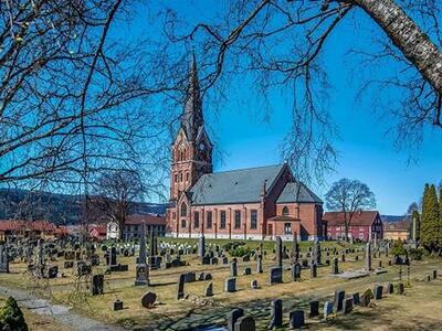 Lillehammer krike med kirkegården i forgrunnen