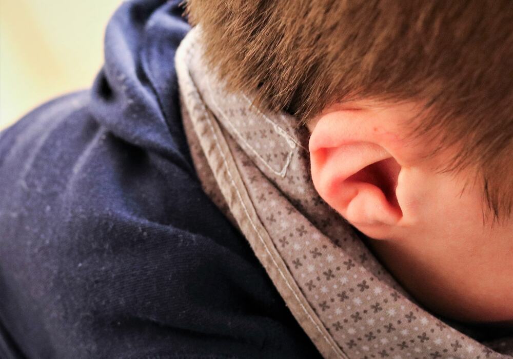 Nærbilde av øre, person med CHARGE syndrom