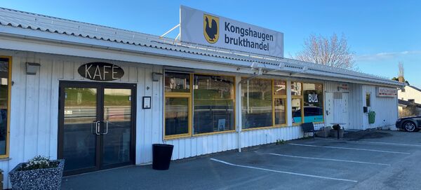 Kongshaugen brukthandel ligger på Vikhammer. Bilde av inngangspartiet til Kongshaugen brukthandel