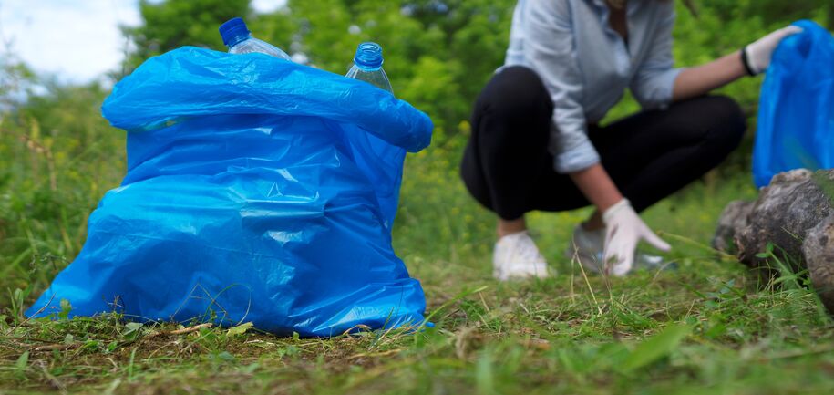 Skal du være med i Plastutfordringen 2020? Illustrasjonsbilde av person som plukker søppel.