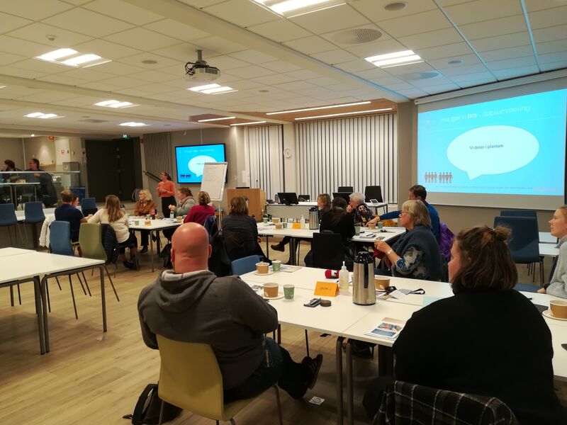 Workshop-deltakere sittende ved gruppebord i Birkebeinersalen, Lillehammer rådhus