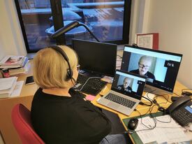 Roy-Morten Østerbøl Kvinne sitter på kontor og følger webinar på laptop og PC-skjerm samtidig.