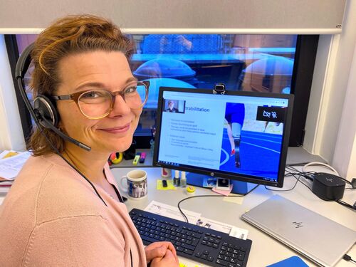 Tora Tollefsen, rådgiver ved Regionsenteret for døvblinde i Tromsø (RSDB), var en av mange som fikk med seg årets første fagwebinar i regi av NKDBs forskningsnettverk. Kvinne med headsett følger med på fagwebinar inne på sitt kontor.