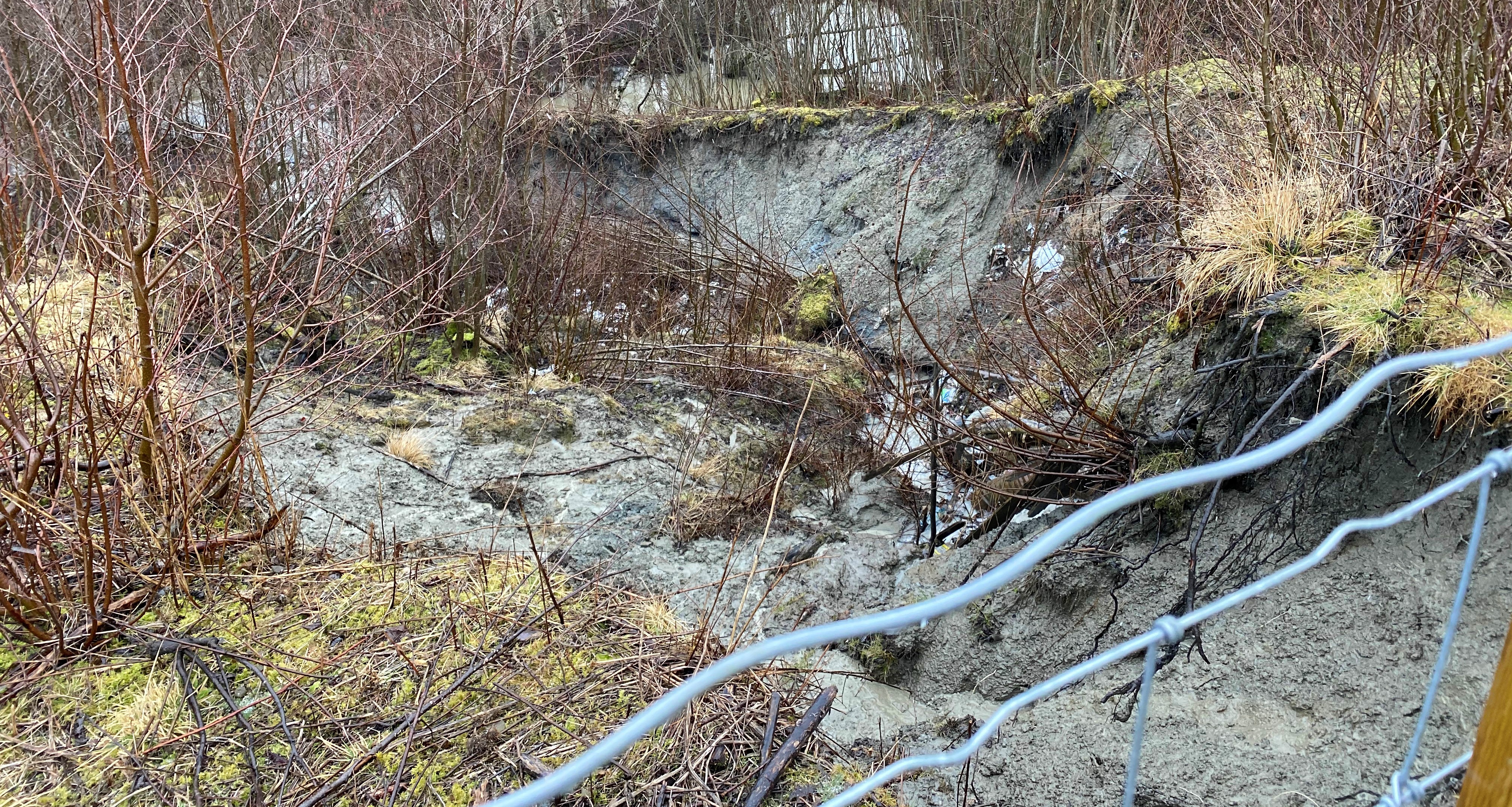 Sikrer forholdene på Skjenstad - Det blir gjort tiltak for å sikre at det ikke raser ut mer ved den gamle søppelfyllingen.jpg