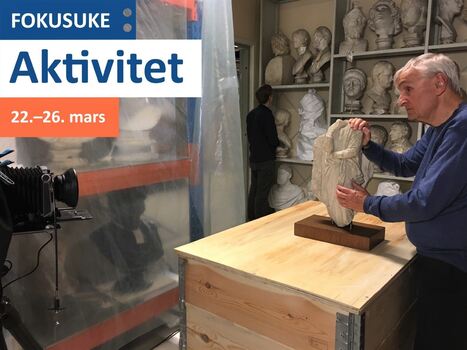 Mann med døvblindhet undersøker en skulptur med hendene sine.