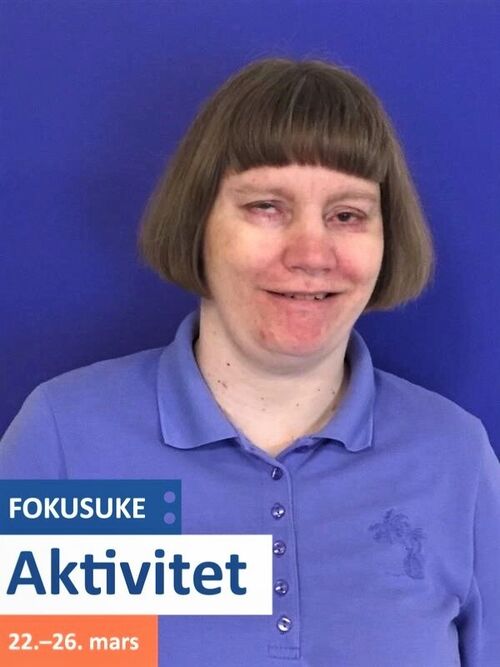 Portrettbilde av døvblind kvinne, med fokusukelogo nede på sida.