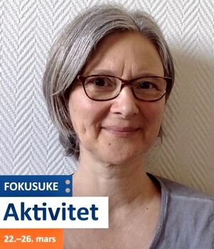 Portrettbilde av kvinne med briller, fokusukelogo nede til venstre.