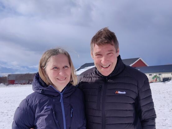 Lotte Almås og Øyvind Knapstad fra Voll gård på Søvik er årets vinnere av Nordland landbruksselskaps pris for veldrevet gårdsbruk