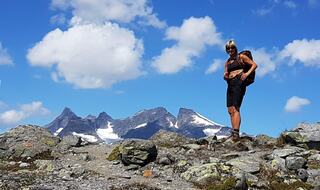 Privat foto. Cathrine Ellefsrød på tur i storslåtte Utladalen, Øvre Årdal, innerst i Sognefjorden. Turkledd kvinne med solbriller i høyt oppe i fjellheimen på sommeren.