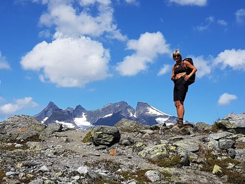 Privat foto. Cathrine Ellefsrød på tur i storslåtte Utladalen, Øvre Årdal, innerst i Sognefjorden. Turkledd kvinne med solbriller i høyt oppe i fjellheimen på sommeren.