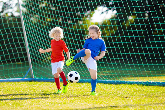 To barn spiller fotball