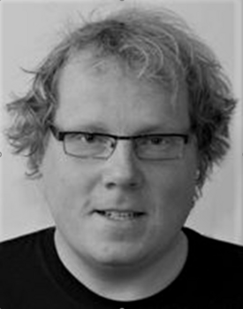 Privat foto Sort-hvitt bilde av mann med smale, firkanta briller.