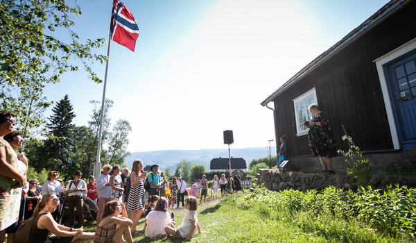 Flagget til topps: Lillehammer UNESCO-litteraturby ble offisielt åpnet av daværende kulturminister Trine Skei Grande under Litteraturfestivalen i 2018. Stedet var Sigrid Undsets hjem, Bjerkebæk.